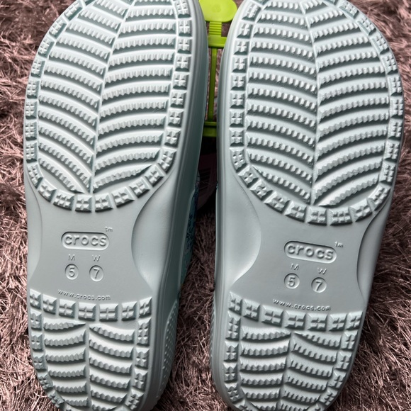 🧜🏻♀️Disney & Vera Bradley Ariel Crocs | Size 7 Brand New in Packaging🧜🏻♀️ - Picture 5 of 12